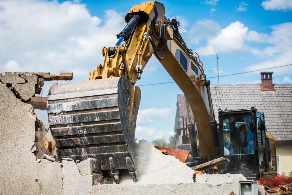 Demolare - gard beton, panouri de gard, porti metalice, boltari, garduri prefabricate | Top Gard